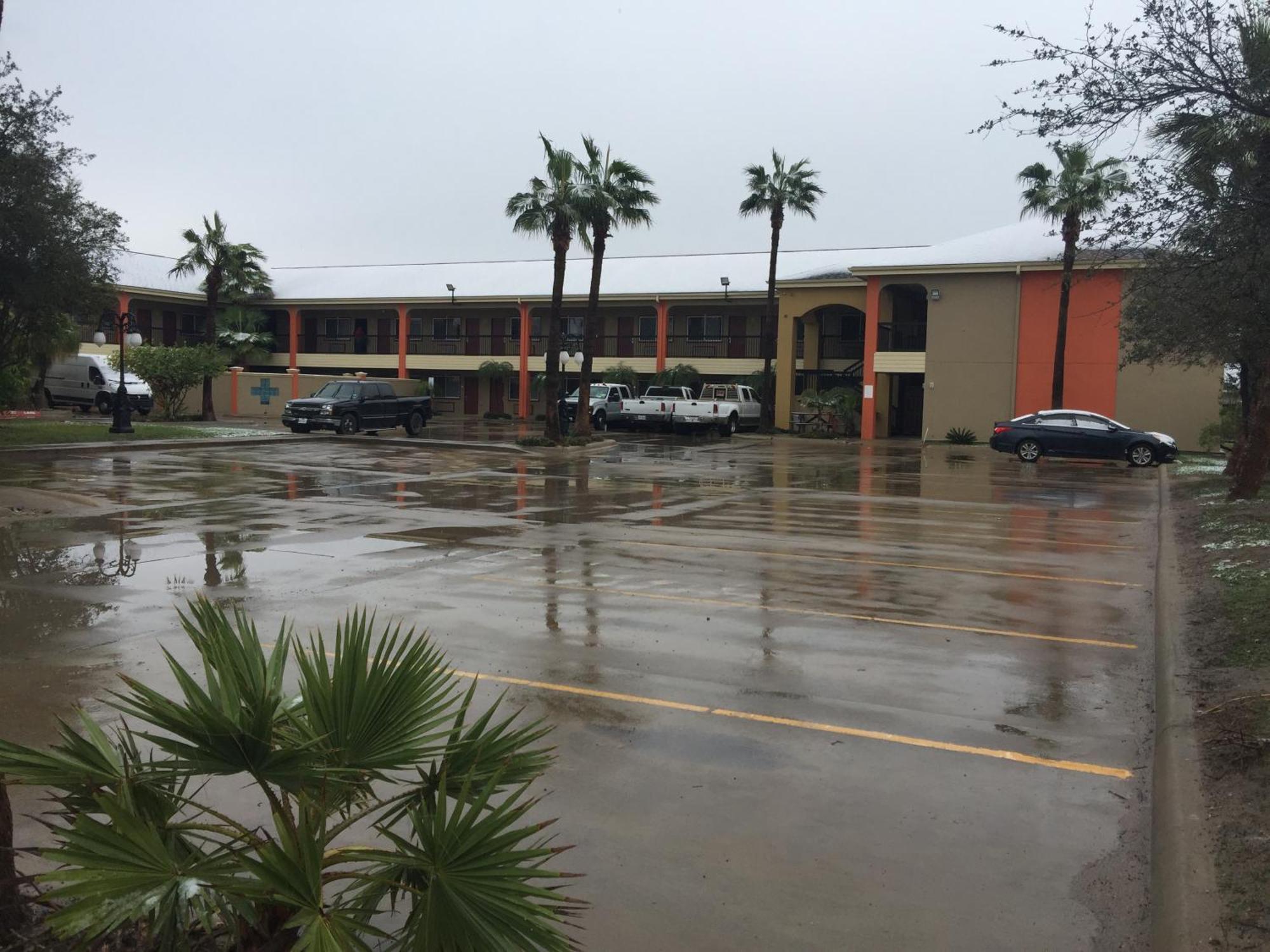Texas Inn And Suites City Center At University Dr. Edinburg Exterior photo